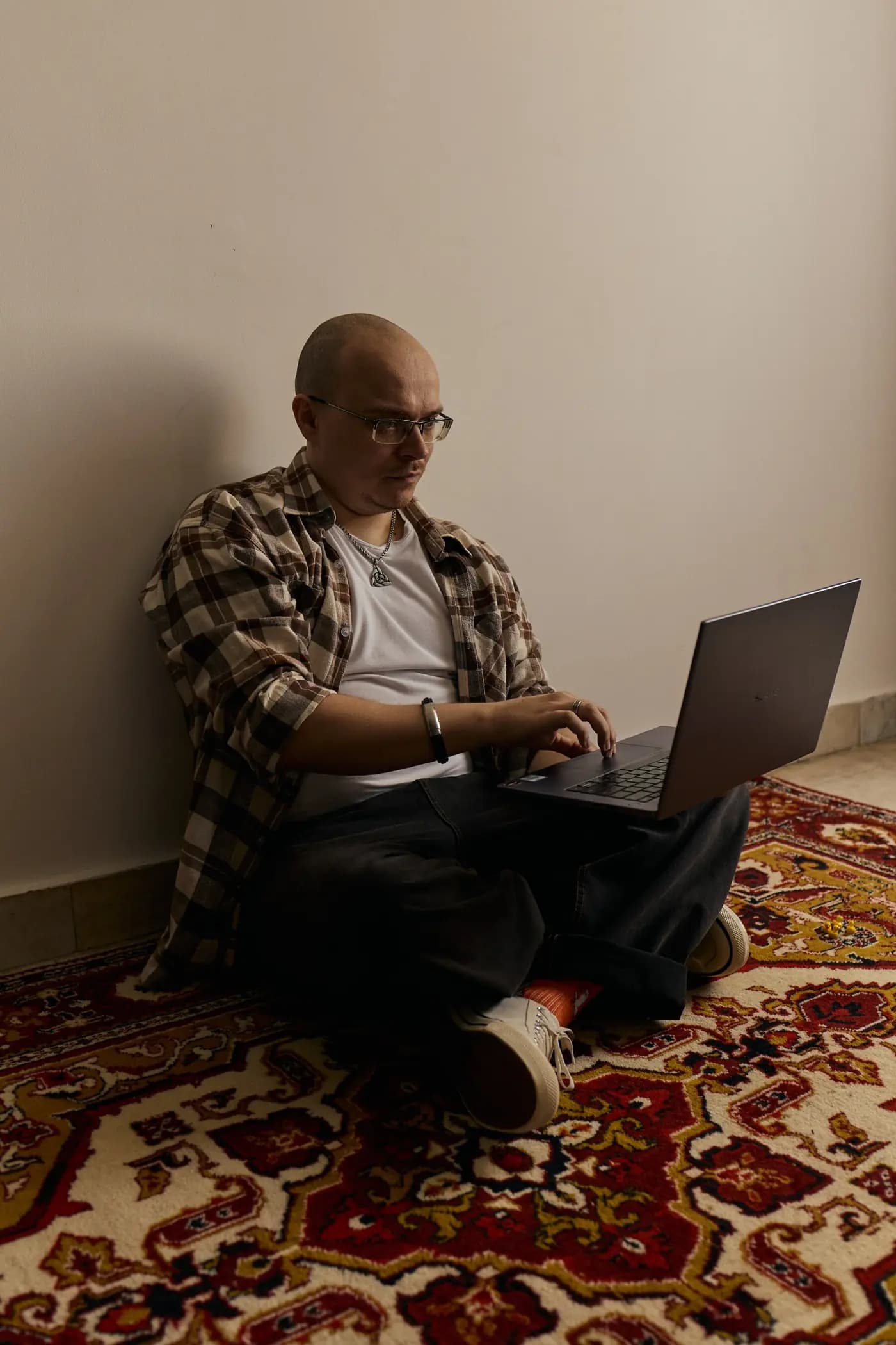 Андрей Калашников работает с данными за ноутбуком